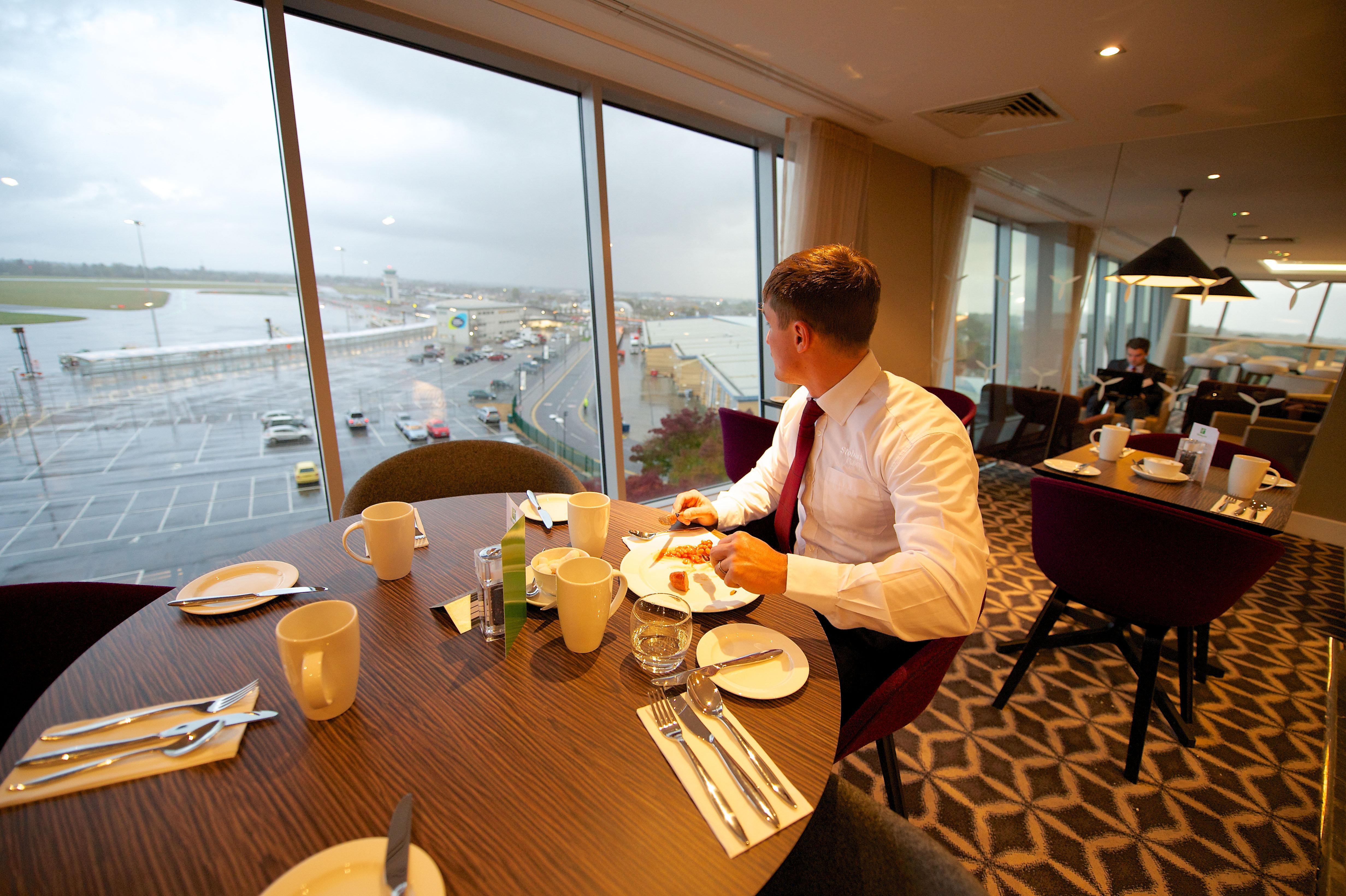 Holiday Inn Southend By Ihg Экстерьер фото